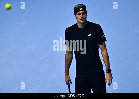 Palasport Olimpico Arena, Turin, Italien. November 2025. Nitto ATP Finals Tennis 2025; Alexander Zverev aus Deutschland spielt eine Rückhand gegen Jannik Sinner aus Italien Credit: Action Plus Sports/Alamy Live News Stockfoto