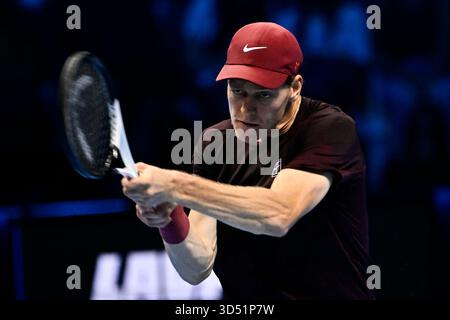 Palasport Olimpico Arena, Turin, Italien. November 2025. Nitto ATP Finals Tennis 2025; Jannik Sinner aus Italien spielt eine Rückhand gegen Alexander Zverev aus Deutschland Credit: Action Plus Sports/Alamy Live News Stockfoto