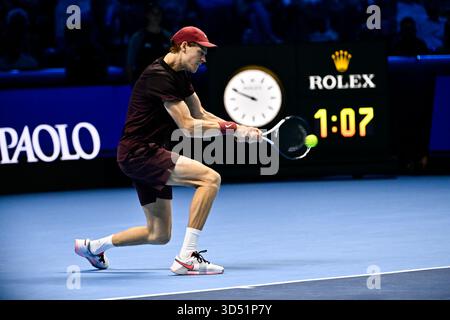 Palasport Olimpico Arena, Turin, Italien. November 2025. Nitto ATP Finals Tennis 2025; Jannik Sinner aus Italien spielt eine Rückhand gegen Alexander Zverev aus Deutschland Credit: Action Plus Sports/Alamy Live News Stockfoto