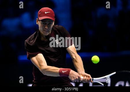 Palasport Olimpico Arena, Turin, Italien. November 2025. Nitto ATP Finals Tennis 2025; Jannik Sinner aus Italien spielt eine Rückhand gegen Alexander Zverev aus Deutschland Credit: Action Plus Sports/Alamy Live News Stockfoto