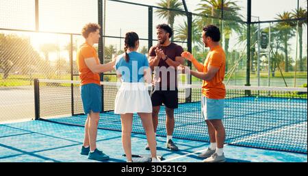 Padel, Sport und Freunde auf Hofapplaus für Training, Training und Übung für Herausforderung. Fitness, Team und glückliche Männer mit Frauen feiern für Stockfoto