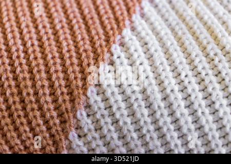 Hochauflösendes Makrofoto von Wollstrick in braunen und weißen Farben. Stockfoto