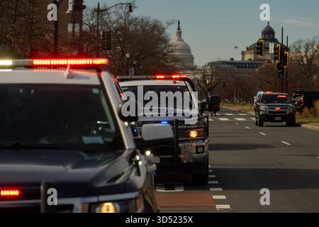 Rote und blaue Lichter füllen die Straße. Capitol Security reagiert schnell. Einsatzposition der Feuerwehrfahrzeuge. Die Polizei sichert den Umkreis. Washington Stockfoto