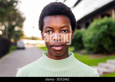 Ernste afroamerikanerin mit kurzem Haarschnitt Stockfoto