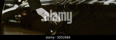 Männlicher Chauffeur mit Handschuh, der die Autotür für den Beifahrer öffnet Stockfoto