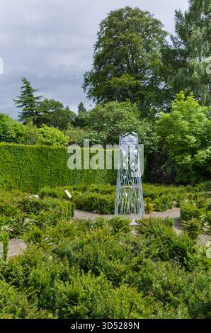 Sommerblick auf den Greenbank Garden in Glasgow, Schottland, mit lebhaften Blumen, üppigem Grün und friedlicher Gartenanlage Stockfoto