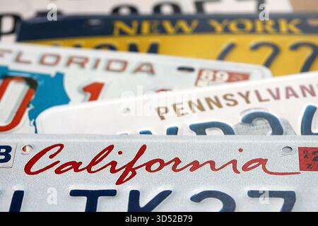 Alte US-Autokennzeichen mit verschiedenen Namen aus der Nähe. Konzept des Fahrens in den USA. Erreichen einer Fahrzeugregistrierung Stockfoto