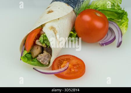 Griechischer Gyro mit Fleisch und Gemüse Stockfoto
