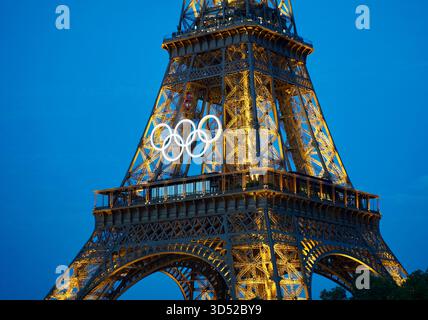 Eiffelturm mit olympischen Ringen 2024 olympische Spiele Paris Stockfoto