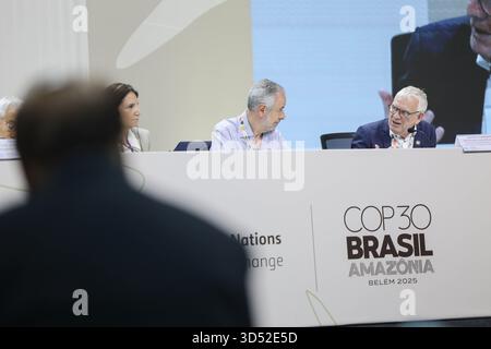 Belem, Brasilien, Brasilien. November 2025. JOCHEN FLASBARTH, Staatssekretär im Bundesministerium für Umwelt, Klimapolitik, Naturschutz und Reaktorsicherheit, spricht am zweiten Tag der COP30 auf einer Podiumsdiskussion. Die diesjährige Konferenz wird als COP of Action bezeichnet. (Kreditbild: © Bianca Otero/ZUMA Press Wire) NUR REDAKTIONELLE VERWENDUNG! Nicht für kommerzielle ZWECKE! Stockfoto