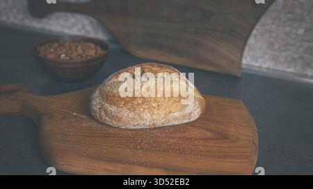 In Scheiben geschnittenes dunkles Buchweizenbrot auf einem hölzernen Schneidebrett, rustikale Essenspräsentation mit natürlicher Textur Stockfoto