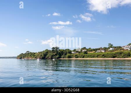 Ein ruhiger Ankerplatz an der Halbinsel Crozon in der Rade de Brest, Finistère, Bretagne, Frankreich Stockfoto