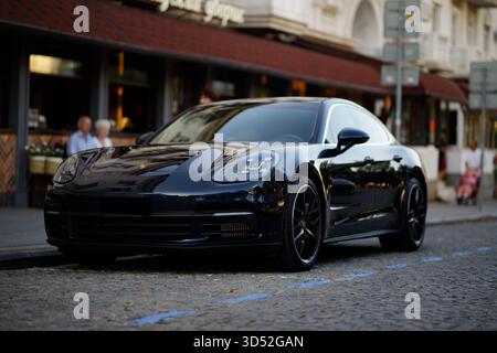 Porsche Panamera auf Kopfsteinpflaster in der Stadt Stockfoto