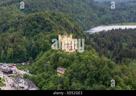 SCHWANGAU, DEUTSCHLAND - 23. MAI 2024: Dies ist eine Luftaufnahme der Burg Hohenschwangau. Stockfoto