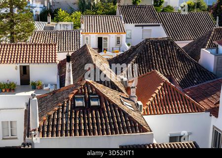 Blick von der Festung Castelo de Tavira über die Altstadt an der Algarve, Portugal. Stockfoto