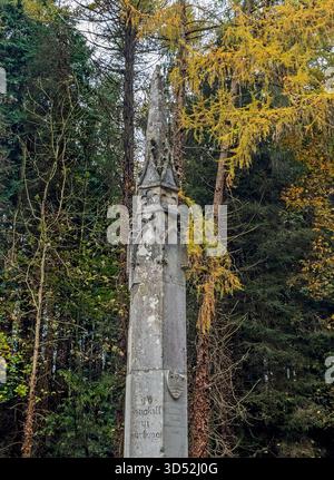 Der alte Obelisk (Meilenstein mit Entfernung und Denkmal) im Herbstpark in Heywood Gardens, Co Laois, Irland Stockfoto