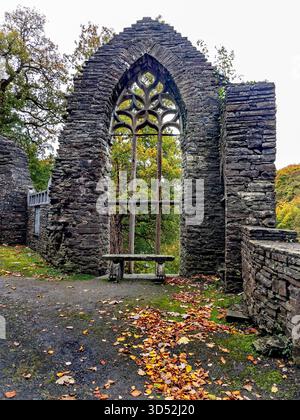 Ein recyceltes Abteifenster in den „italienischen Gärten“ in Heywood Gardens, Co Laois, Irland Stockfoto