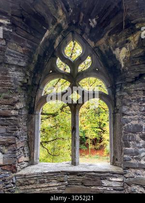 Ein recyceltes Abteifenster in den „italienischen Gärten“ in Heywood Gardens, Co Laois, Irland Stockfoto