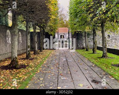 County Laois, Irland - 27. Oktober 2025, Pleached Walk and Garden and Turtle Fountain in Heywood Garden, Co Laois, Irland Stockfoto