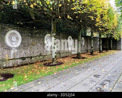 County Laois, Irland - 27. Oktober 2025, Pleached Walk and Garden and Turtle Fountain in Heywood Garden, Co Laois, Irland Stockfoto
