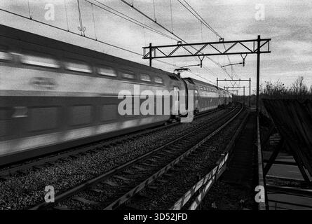 Vorbei Am Intercity-Zug. Hochgeschwindigkeitszug am Bahnhof den Bosch-Oost. S-Hertogenbosch, Niederlande. Aufgenommen mit analogem Schwarzweißfilm, 2024. Den Bosch, s-Hertogenbosch Station den Bosch-Oost Noord-Brabant Nederland Copyright: XGuidoxKoppesxPhotox Stockfoto