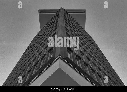 Ehemaliger Hauptsitz der Royal Dutch Shell Oil Company der ehemalige Hauptsitz der Royal Dutch Shell Oil Company / Shell Overhoeks Tower, der 1971 erbaut und vom Architekten Arthur Staal entworfen wurde. Amsterdam, Niederlande. Aufgenommen mit analogem Schwarzweißfilm. Amsterdam Overhoekseplein Noord-Holland Nederland Copyright: XGuidoxKoppesxPhotox Stockfoto