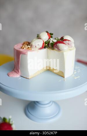 Einen Kuchen mit weißen und rosa Schokoladenerdbeeren machen Stockfoto