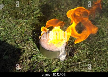 Brennen von chemischem Reagenz in einer Dose. Chemische Experimente. Stockfoto