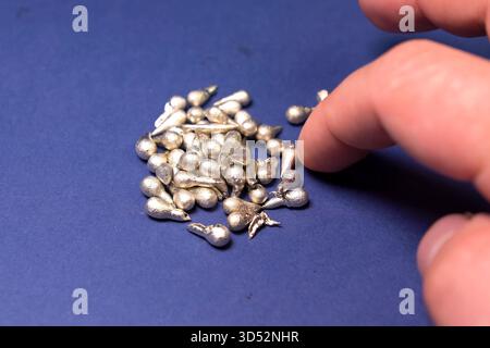 Zinnstücke für Lötmittel. Bleischmelzen, geschmolzene Bleimetallproben Stockfoto