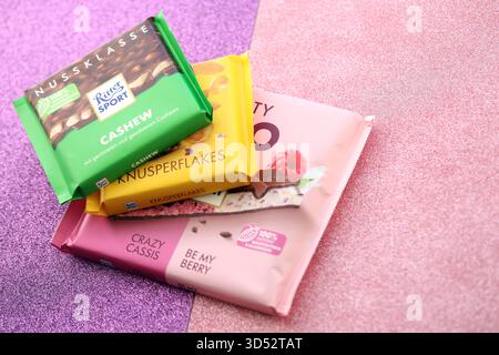 KIEW, UKRAINE - 19. APRIL 2025 einige Ritter Sport Schokoladenriegel auf Papierhintergrund Nahaufnahme. Knusperflakes schmecken mit Cashew NussKlass und fruchtigem Duo Stockfoto