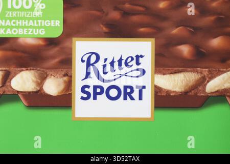 KIEW, UKRAINE - 19. APRIL 2025 Ritter Sport Logo auf Schokoladenriegel aus nächster Nähe Stockfoto
