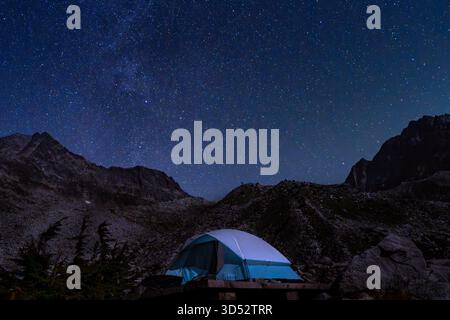 Eine ruhige Campingszene unter einem Sternenhimmel, Berge im Hintergrund. Glacier-Nationalpark, BC Stockfoto