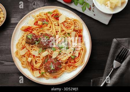 Spaghetti mit Fleischbällchen in Roter Tomatensauce mit Parmesan. Stockfoto