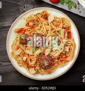 Spaghetti mit Fleischbällchen in Roter Tomatensauce mit Parmesan. Stockfoto