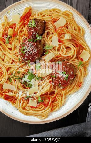 Italienischer Teller mit Fleischbällchen, Spaghetti und Käse, flacher Lay Shot Stockfoto