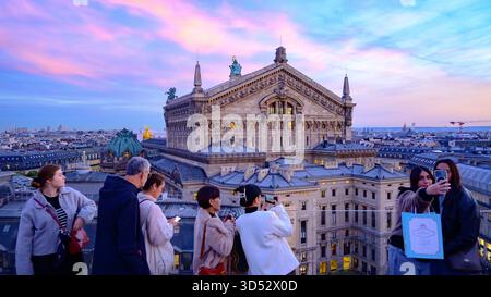 Paris, Frankreich, Touristen genießen den Sonnenuntergang von der Dachterrasse der Galeries Lafayette auf die Opéra Garnier Stockfoto