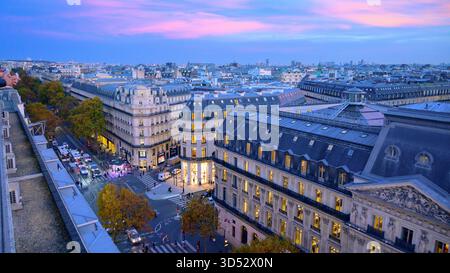 Paris, Frankreich, Golden Hour Dachblick über Haussmann-Gebäude in Paris Stockfoto