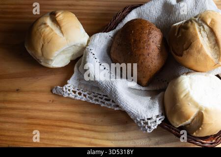 Holztisch mit einer Auswahl an frisch gebackenem Vollkornbrot und weißem Brot. Kopierbereich Stockfoto