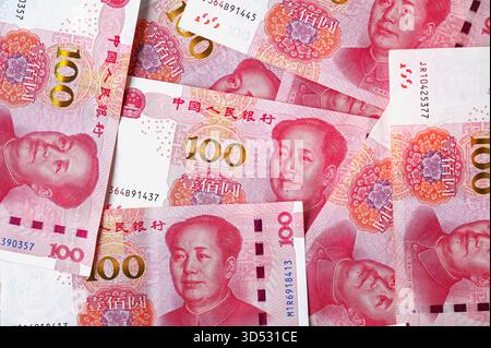 Hintergrund mit Banknoten 100 Yuan oder Renminbi, Draufsicht Stockfoto