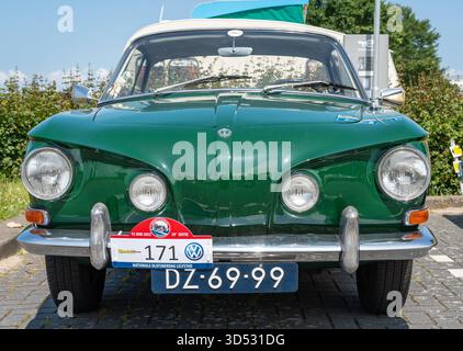 Lelystad, Niederlande, 15.06.2025, Vorderansicht des Oldtimers Volkswagen Karmann Ghia Typ 34 von 1968 beim National Old Timer Day Stockfoto