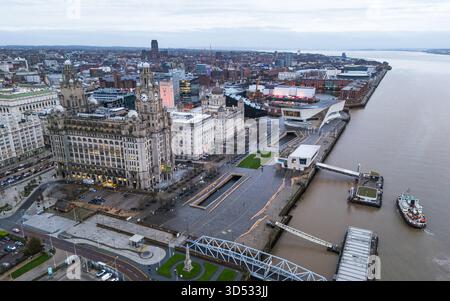 Eine der Mersey Ferry nähert sich Pier Head an der Liverpool Waterfront, Merseyside wurde am 12. November 2025 gefangen genommen. Stockfoto