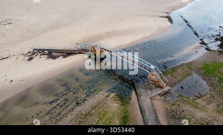 Aus der Vogelperspektive auf die Brücke ins Nirgendwo in Belhaven Bay Stockfoto