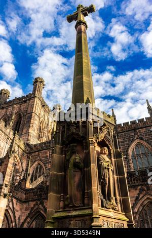 Steinkreuz und Skulpturen vor der Kathedrale von Chester Stockfoto