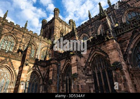 Äußere der Kathedrale von Chester im warmen Sonnenlicht Stockfoto