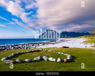 Herz aus Steinen am Strand Uttakleiv auf der Insel Vestvågøy, Lofoten, Nordland, Norwegen, Polarkreis, Skandinavien, Nordeuropa Stockfoto