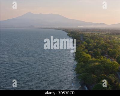 Straße neben dem See auf dem Mombacho Vulkan aus der Luft mit Drohnen Stockfoto