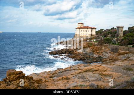 Schloss Boccale und Sandsteinfelsen von Romito während der Wintersaison in Livorno, Toskana, Italien, Europa Stockfoto