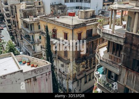 Blick auf das Achrafieh-Viertel in Beirut von der Terrasse eines hohen Gebäudes Stockfoto