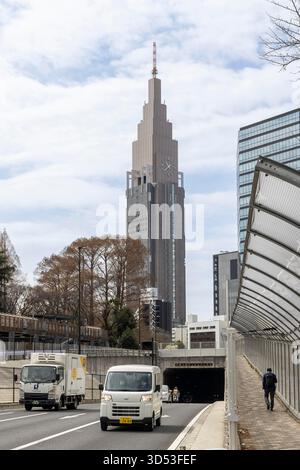 Tokio, Japan - 14. März 2025: NTT Docomo Yoyogi Wolkenkratzer im Bezirk Sendagaya, Shibuya, Tokio, Japan Stockfoto