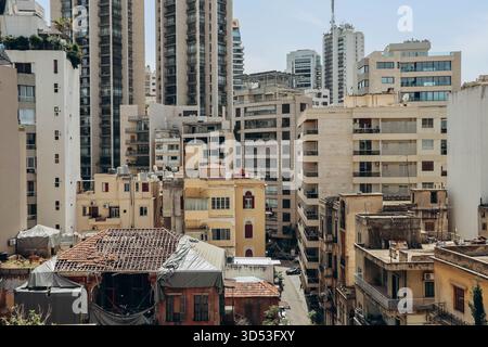 Blick auf das Achrafieh-Viertel in Beirut von der Terrasse eines hohen Gebäudes Stockfoto